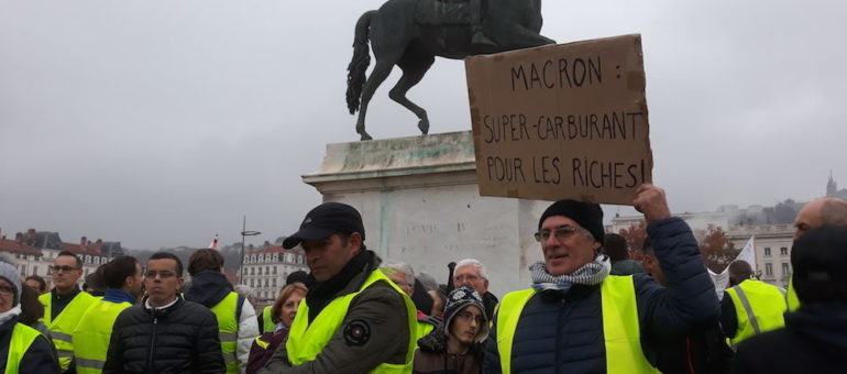 Les « gilets jaunes » à Lyon : 400 personnes place Bellecour, 8 actions et 3 interpellations