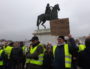 Les "gilets jaunes" lyonnais tournaient autour de la place Bellecour puis se retrouvaient sous la queue du cheval. ©LB/Rue89Lyon