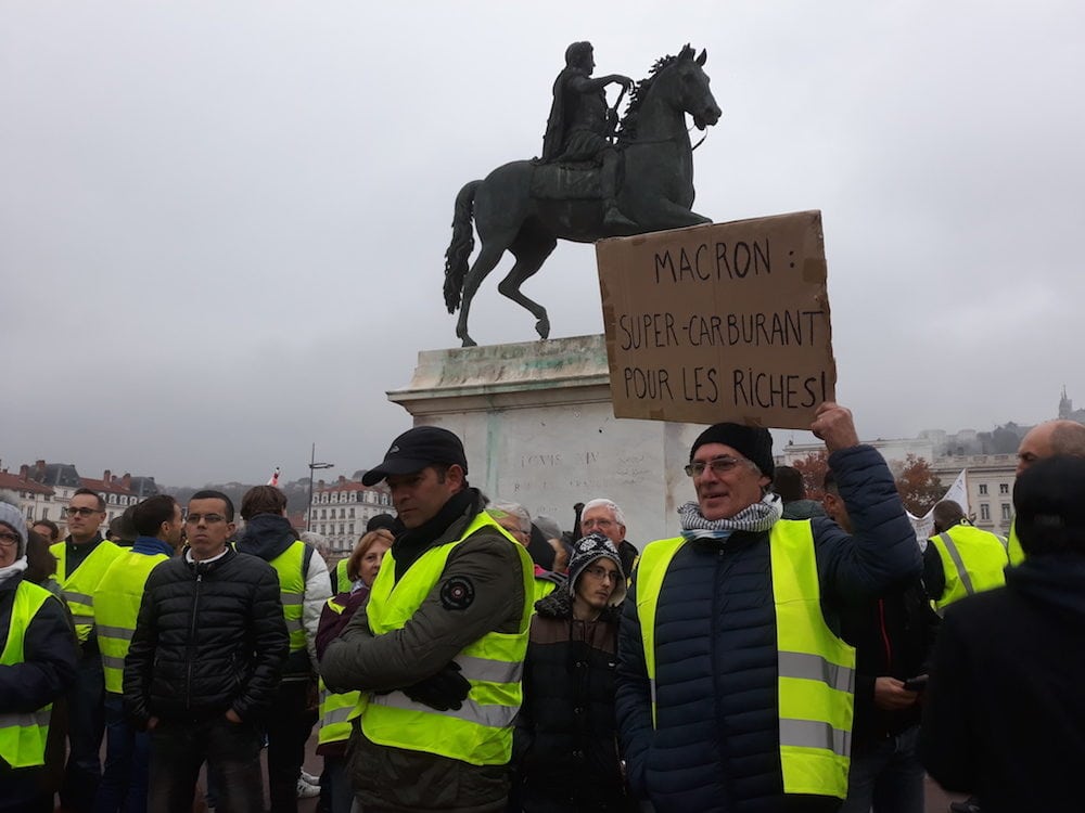 Les "gilets jaunes" lyonnais tournaient autour de la place Bellecour puis se retrouvaient sous la queue du cheval. ©LB/Rue89Lyon