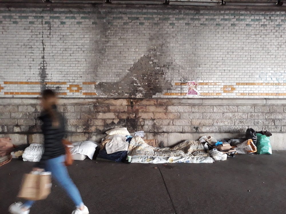 Matelas de sans-abri sous le pont SNCF de Jean Macé, à Lyon 7e, en novembre 2018. ©LB/Rue89Lyon