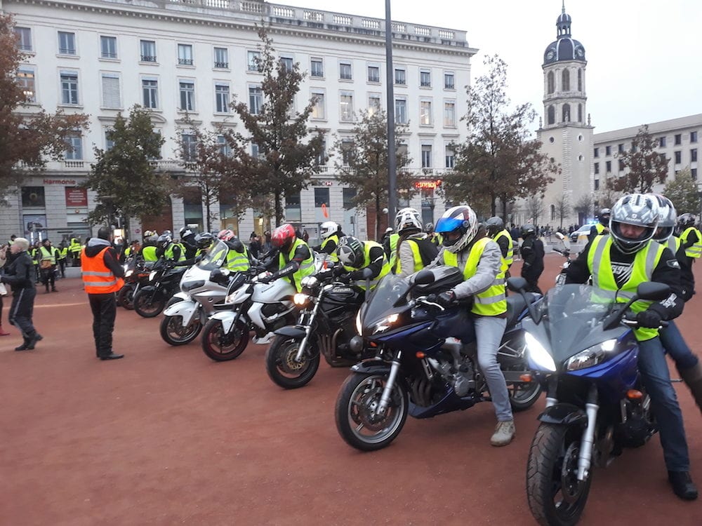 En l'absence de slogan, de sono et de prise de parole, ce sont les motards qui ont mis l'ambiance. ©LB/Rue89Lyon