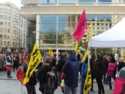 À l'appel du syndicat SUD Poste Rhône-Ain, une cinquantaine de personnes se sont rassemblées devant le Palais de Justice de Lyon en soutien à Christophe P. © Alexis Demoment / Rue89Lyon.