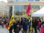 À l'appel du syndicat SUD Poste Rhône-Ain, une cinquantaine de personnes se sont rassemblées devant le Palais de Justice de Lyon en soutien à Christophe P. © AD / Rue89Lyon.