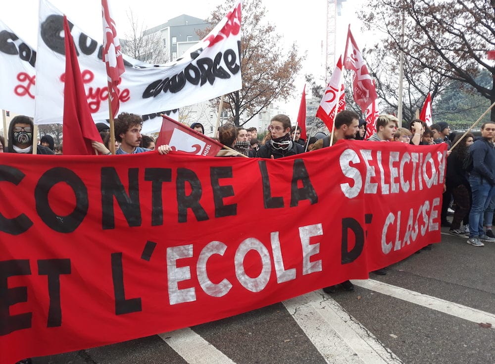 La banderole des jeunes communistes de Lyon en tête du cortège. ©LB/Rue89Lyon