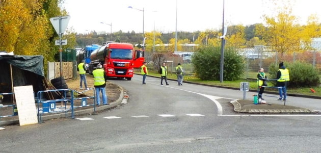 Pour les « gilets jaunes » campés devant la raffinerie de Feyzin : « le gouvernement donne des miettes »