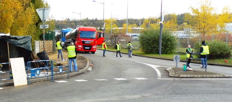 Pour les « gilets jaunes » campés devant la raffinerie de Feyzin : « le gouvernement donne des miettes »