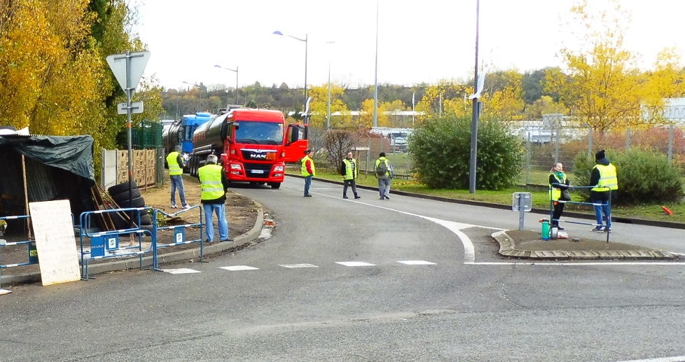 En apprenant la répression policière contre les lycéens, des gilets jaunes ralentissent le trafic sur le rond-point de Feyzin en signe de solidarité. © AD / Rue89Lyon.