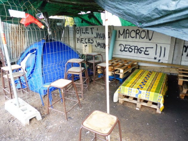Coin cuisine pour partager les repas, tente pour passer la nuit... sur le rond-point de Feyzin, les gilets jaunes ont mis en place un véritable lieu de vie. © Alexis Demoment / Rue89Lyon.