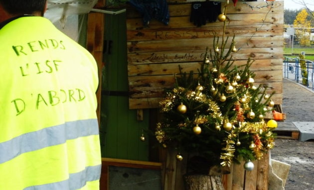 Malgré les annonces du gouvernement, les gilets jaunes feyzinois sont déterminés à rester mobilisés. En témoigne leur sapin de Noël, déjà décoré pour les fêtes de fin d'année. © Alexis Demoment / Rue89Lyon.