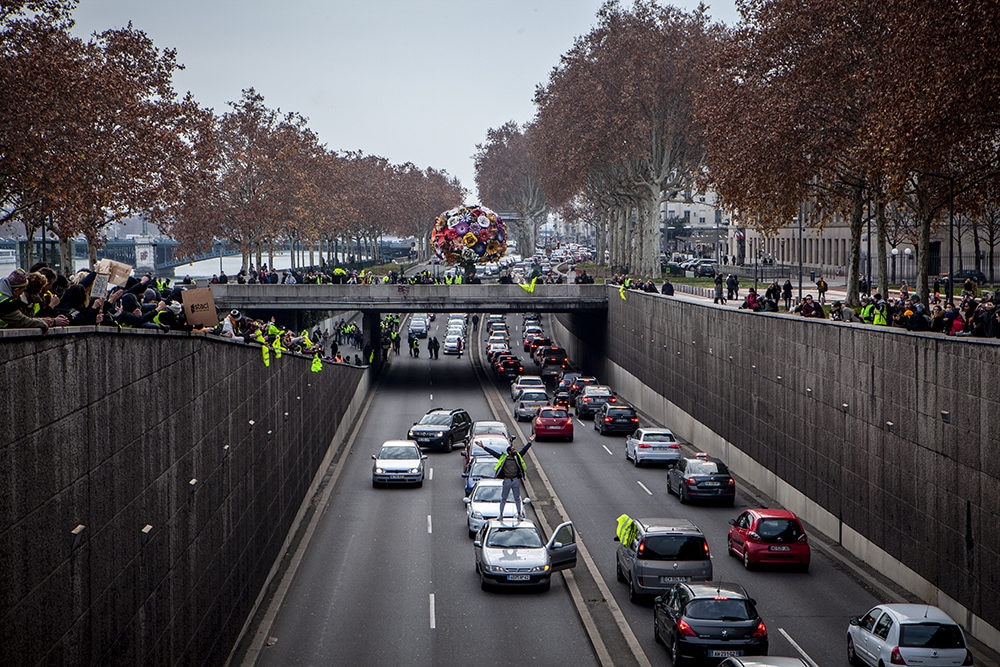 Les "gilets jaunes" ayant réussi à traverser le dispositif policier fermant la place Bellecour bloquent et saluent les automobilistes dans une ambiance bon enfant. ©Hervé Bossy