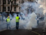Rue de la République : les commerces ferment au passage des gilets jaunes. La police (ou les gendarmes mobiles) les repoussent par plusieurs charges successives et jets de grenades lacrymogène. ©Hervé Bossy