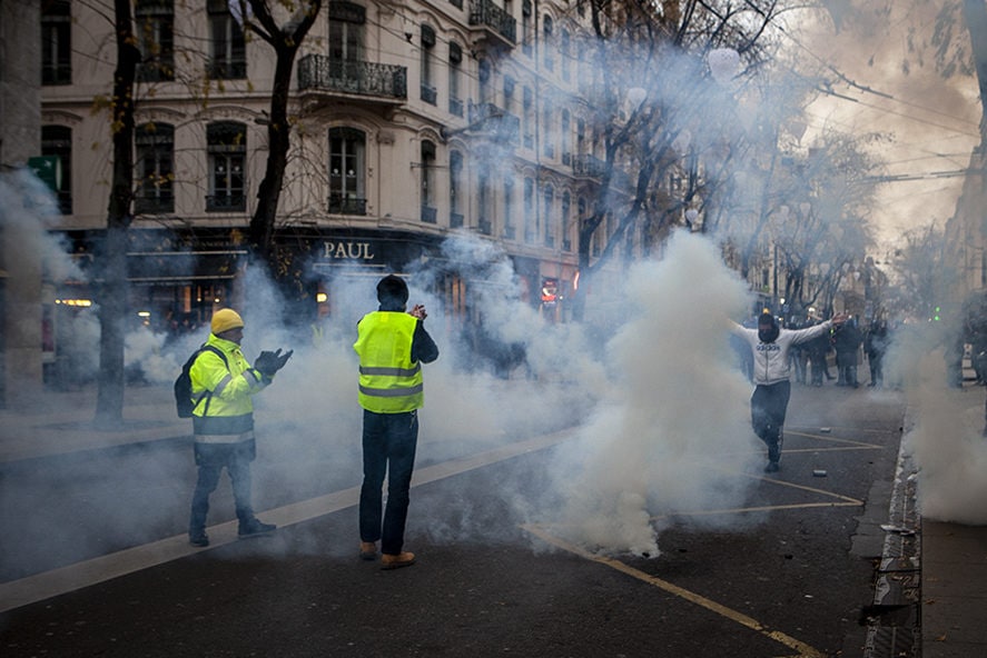 Rue de la République : les commerces ferment au passage des gilets jaunes. La police (ou les gendarmes mobiles) les repoussent par plusieurs charges successives et jets de grenades lacrymogène. ©Hervé Bossy