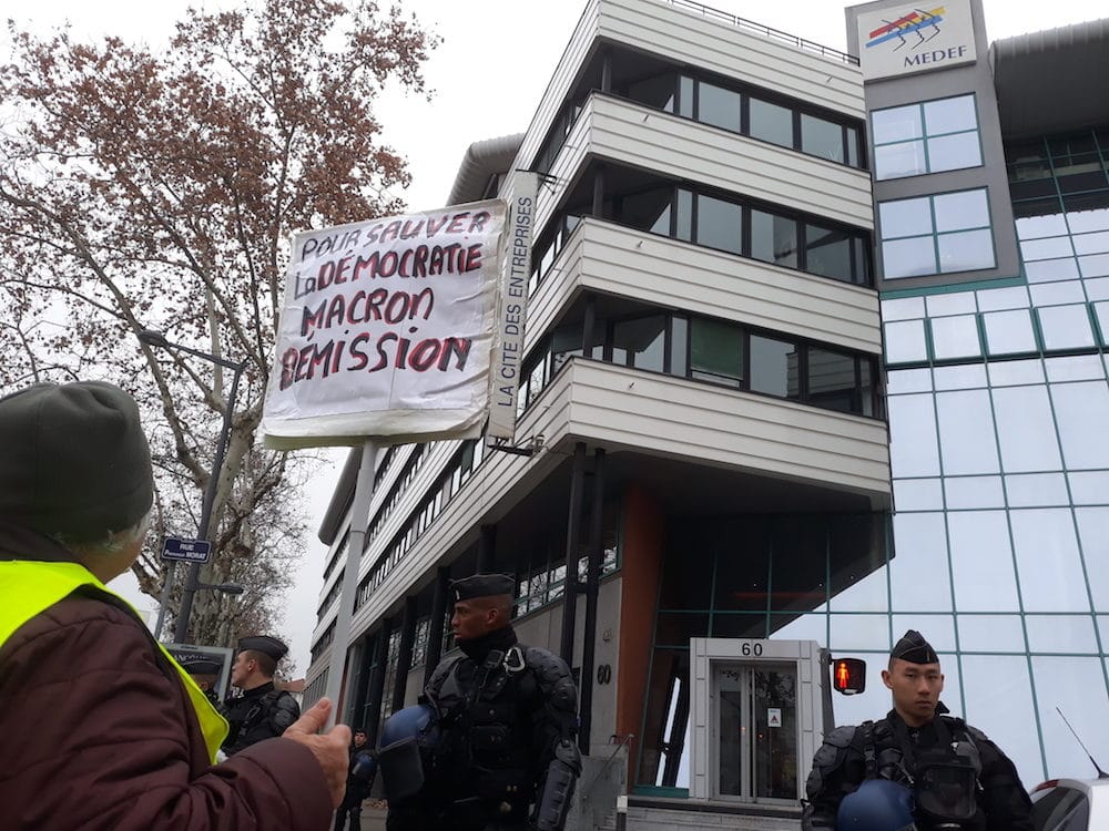 Patricia, figure des manifs interprofessionnelles et "gilet jaune" devant le siège du Medef le 14 décembre 2018. ©LB/Rue89Lyon