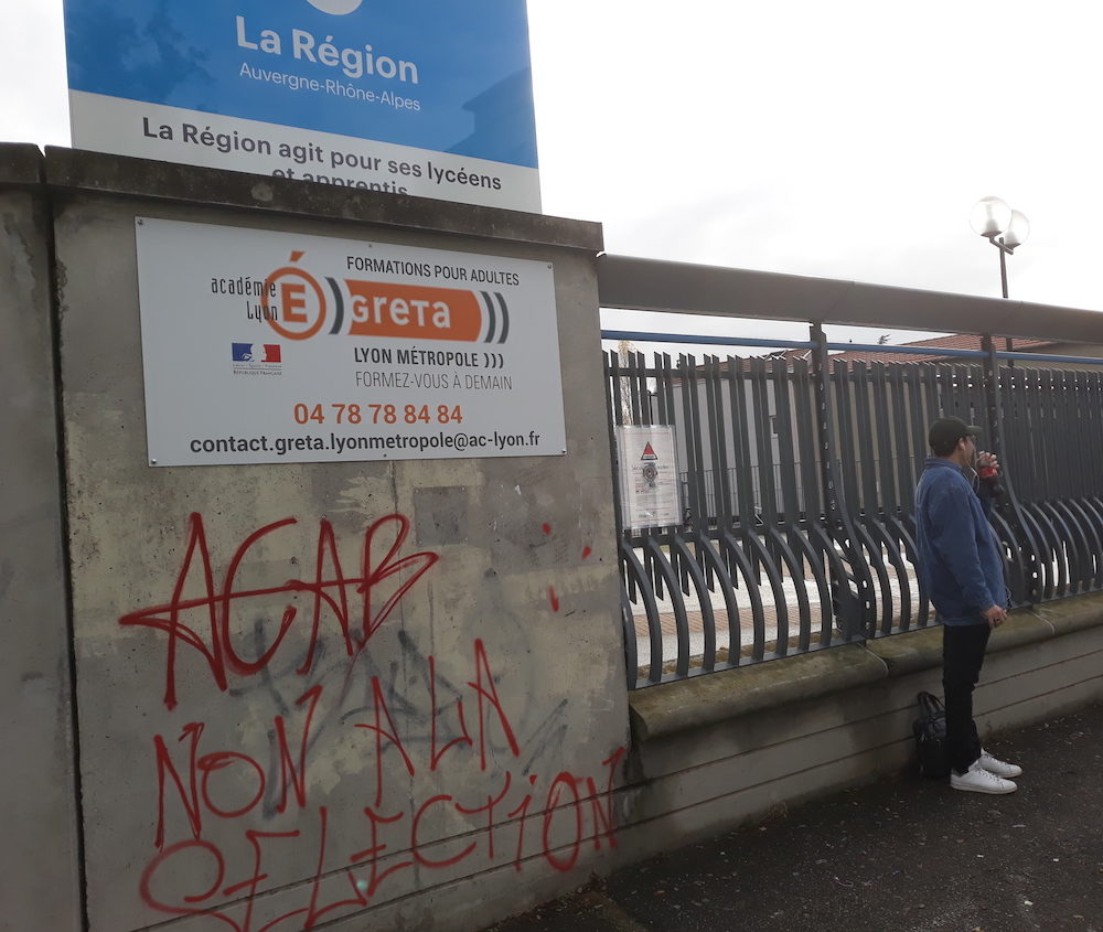 Tag sur le mur d'entrée du lycée Martinière-Monplaisir (Lyon 8ème) le mardi 4 décembre. ©LB/Rue89Lyon