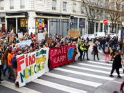 En tête de la marche, une banderole « Fin du monde, fin du mois, même combat ». © Alexis Demoment / Rue89Lyon.