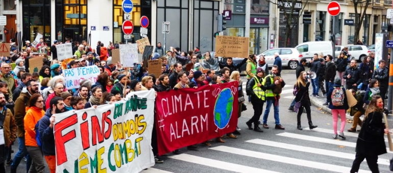 Climat, féminisme, antifascisme… À Lyon, une « Marche pour le futur » à la veille de la présidentielle