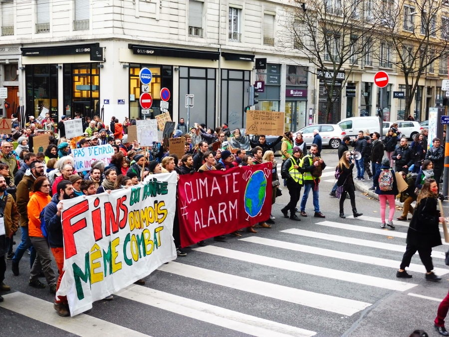 En tête de la marche, une banderole « Fin du monde, fin du mois, même combat ». © AD / Rue89Lyon.