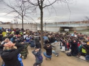 Dans l'optique de converger avec les autres luttes du moment, les participants de la Marche pour le climat se sont agenouillés les mains derrière la tête pour soutenir symboliquement les lycéens interpellés à Mantes-la-Jolie deux jours plus tôt. © Alexis Demoment / Rue89Lyon.