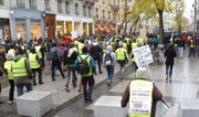Suite à la Marche pour le climat, quelques centaines de manifestants ont rejoint la mobilisation des "gilets jaunes" sur la presqu'île. Sur la pancarte : « Gilet jaune et écolo, pour un ISF-vert, pour un SMIC viable ». © Alexis Demoment / Rue89Lyon.