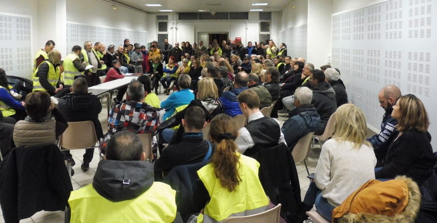 La salle Malik Oussekine était pleine pour cette première assemblée des "gilets jaunes" givordins. © AD / Rue89Lyon.