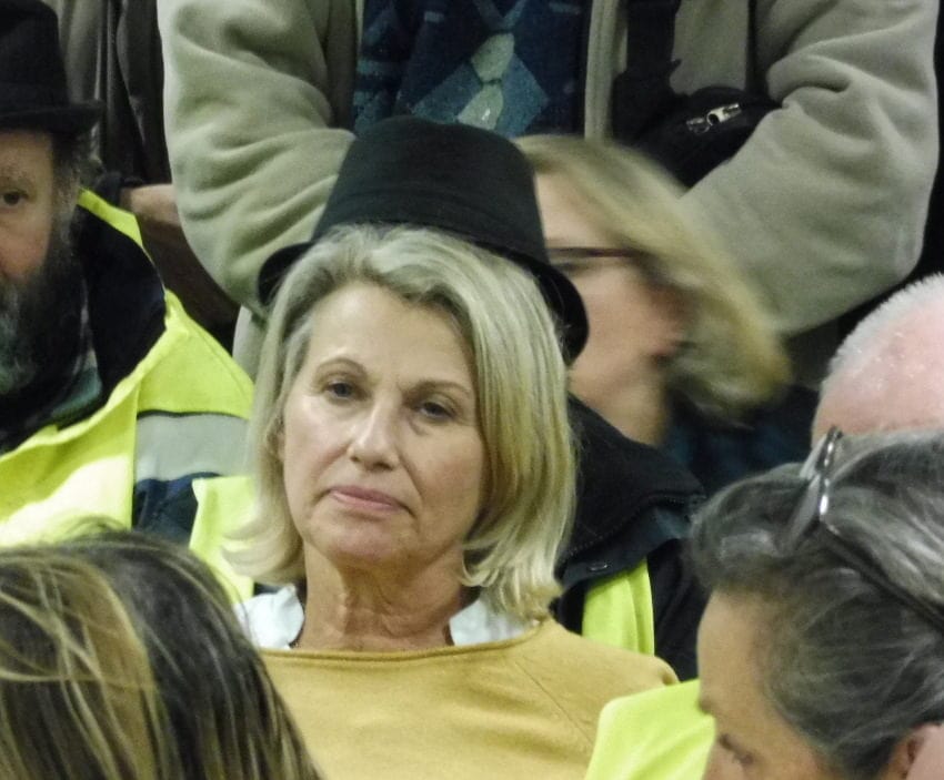 Christiane Charnay, maire de Givors (PCF), a été interrompue par un "gilet jaune" l'accusant de récupération alors qu'elle tentait d'exprimer son soutien au mouvement. © AD / Rue89Lyon.
