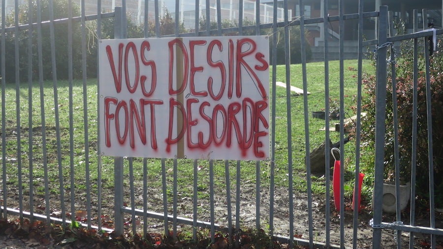 Une pancarte devant un lycée de Bron. ©Hugo Dervissoglou/LBB