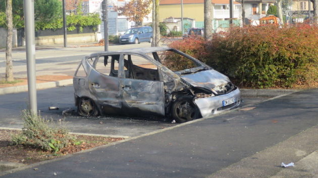 Une voiture calcinée à Bron. ©Hugo Dervissoglou/LBB