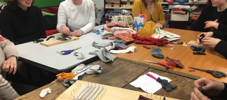 A la Bricolerie de Lyon, les vieilles chaussettes deviennent éponges