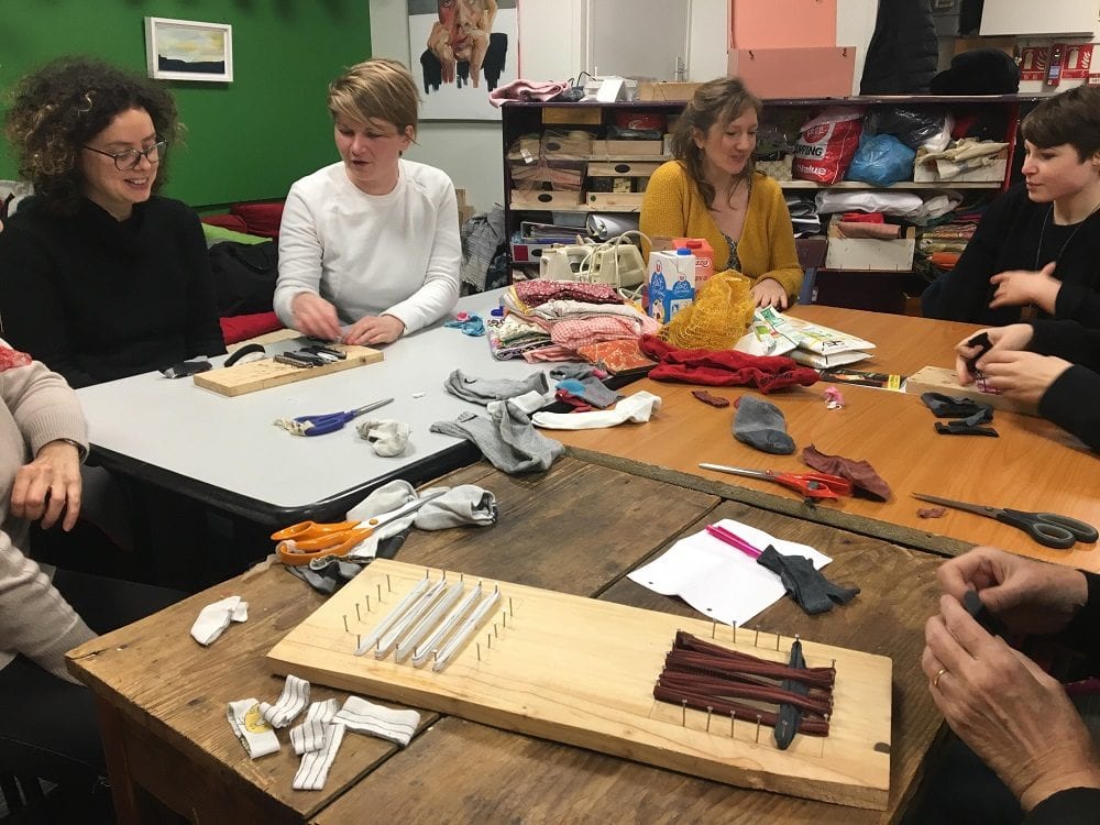 A la Bricolerie de Lyon, les vieilles chaussettes deviennent éponges