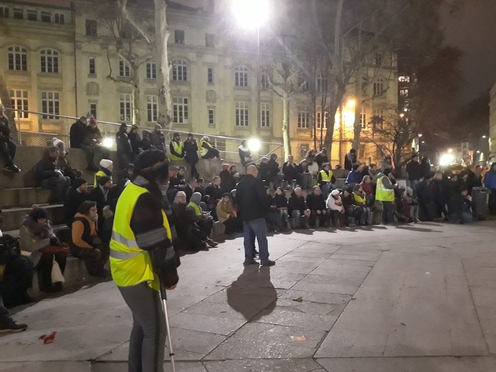 La deuxième AG des "gilets jaunes" de Lyon à 22h, place Guichard, le 7 janvier. ©LB/Rue89Lyon