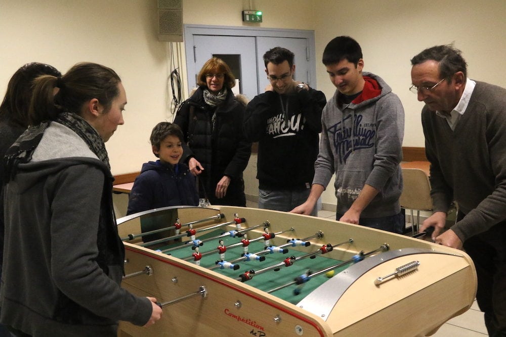 Ouverture des cours de l'école de babyfoot du club Rhône sportif Football de table. Lucie fait face à Robert sous l'oeil intéressé de Romain 9ans.©MG/Rue89Lyon