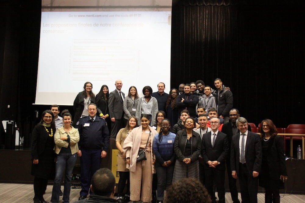 Les participant de la "conférence citoyenne" sur les rapports entre la police et la population. Quatrième et troisième en partant en bas à droite : la maire de Vaulx, Hélène Geoffroy et David Clavière, préfet de police. ©Mehdi El Atalati