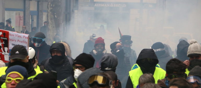 « Gilets jaunes » : à Lyon sont prononcées des peines illégales d’« interdiction de manifester »