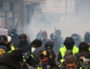 Les manifestants se protègent des lacrymogènes lors de l'Acte XI des "Gilets Jaunes" samedi 26 janvier 2019. ©MG/Rue89Lyon
