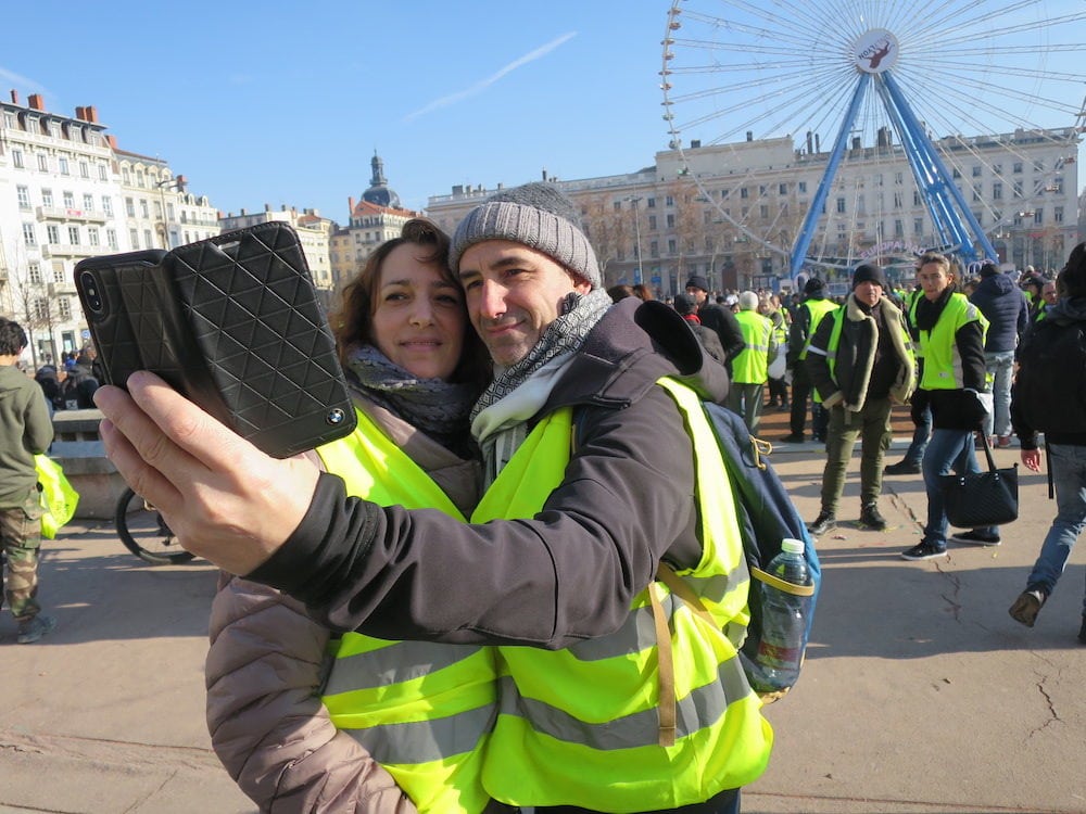 Photo souvenir place Bellecour pour Myriam et Jean-Luc, avant le départ de la manifestation. ©MG/Rue89Lyon