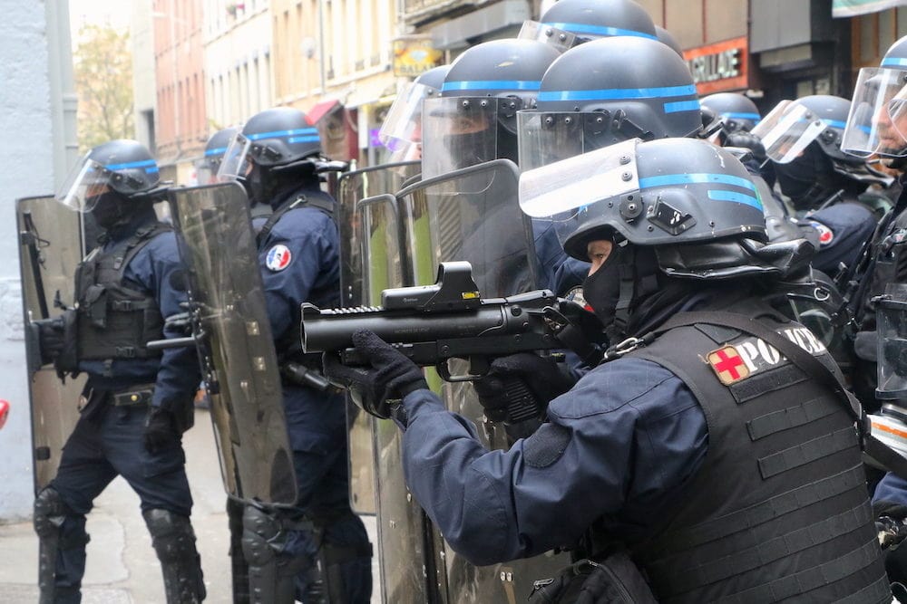 Les forces de l'ordre en position, avant de charger, angle de la rue Paul BERT et Bonnefoi. Acte XI des "Gilets Jaunes" samedi 26 janvier 2019. ©MG/Rue89Lyon