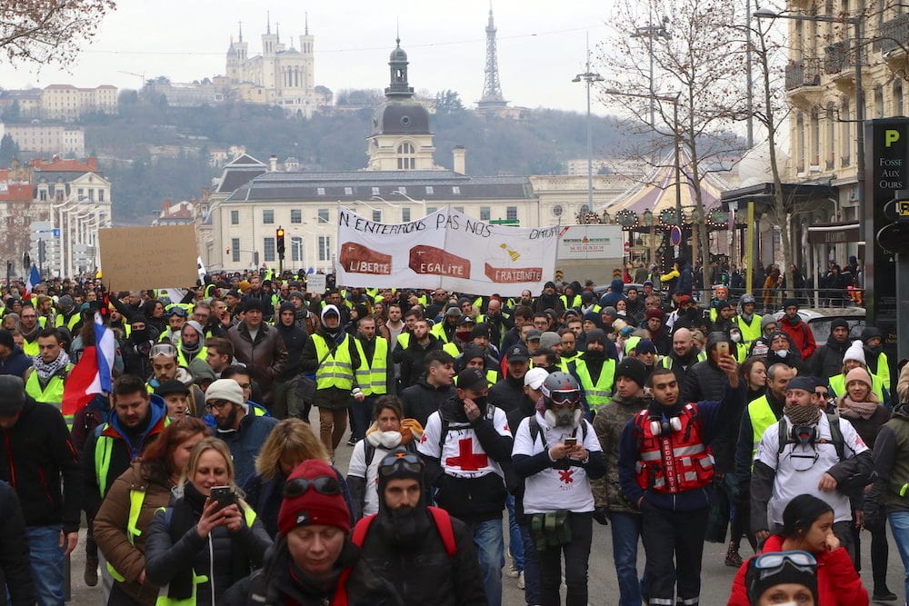 La manifestation débouche dans le calme du pont de la Guillotière. Acte XI des "Gilets Jaunes" samedi 26 janvier 2019. ©MG/Rue89Lyon