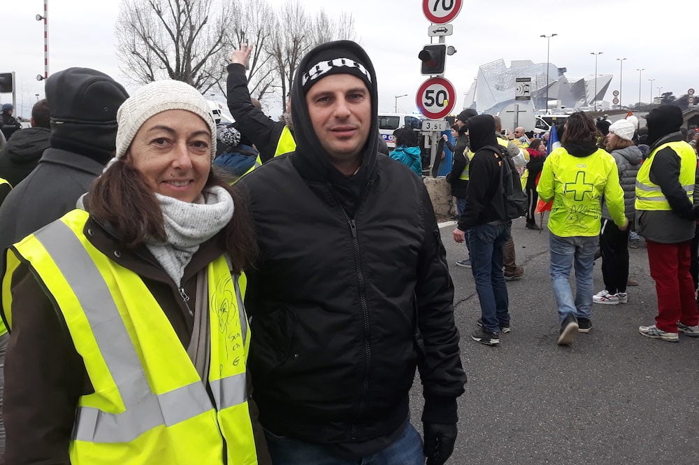 Michaël et une amie "gilet jaune", sur l'autoroute A7 le 5 janvier. ©LB/Rue89Lyon