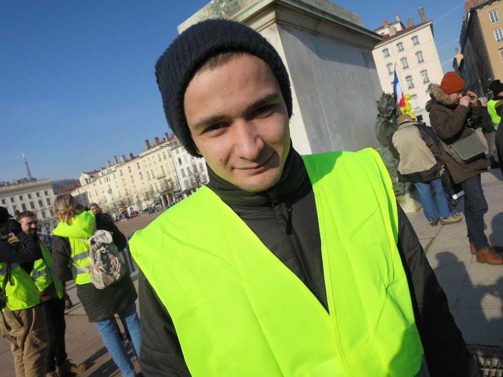 Noé venu de Montélimar pour fraterniser avec les autres "gilets jaunes". ©MG/Rue89Lyon