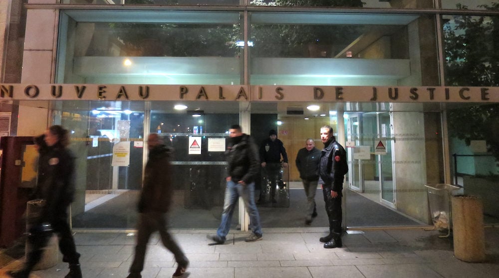 23h30. Fin des comparutions immédiates pour les "gilets jaunes". Trois policiers avec bouclier surveillent l'entrée. © MG / Rue89Lyon