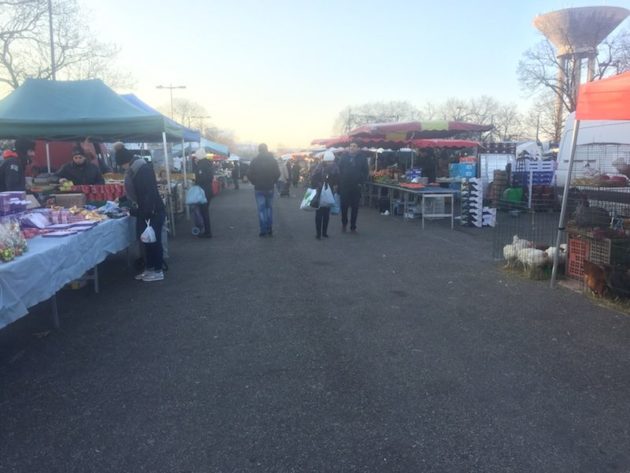Sur le marché de Vénissieux, un samedi matin de janvier. ©LBB
