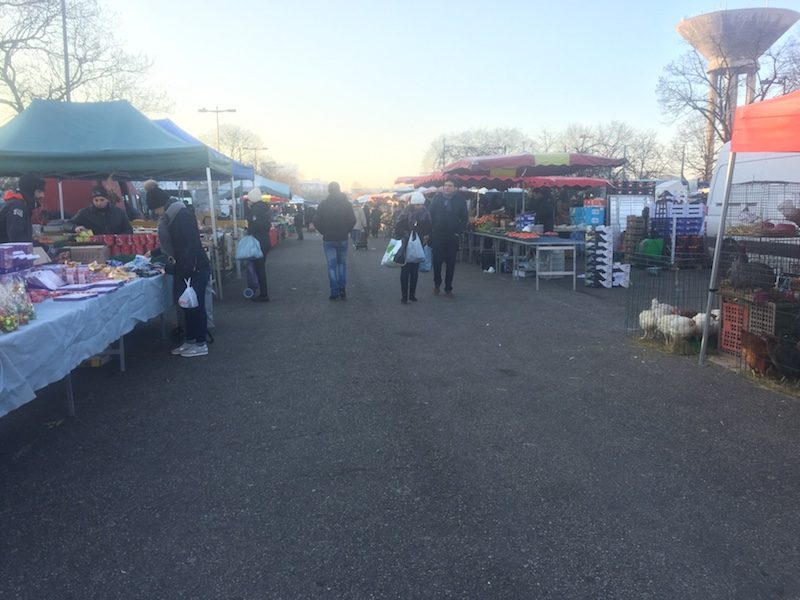 Sur le marché de Vénissieux, un samedi matin de janvier. ©LBB