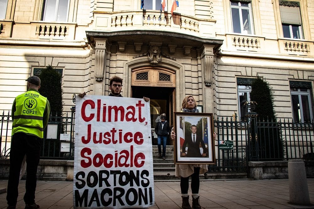 Les militants d'ANV-COP21 sortant de la mairie du 2e arrondissement de Lyon avec le portrait du Président de la République, jeudi 21 février 2019