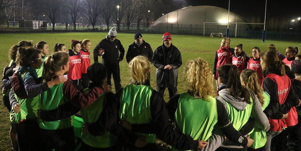 Les joueuses autour du coach Philippe Buffevant à l'entraînement des féminines du LOU le 5 février 2019. ©MG/Rue89Lyon