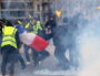 Un groupe d'extrême droite provoque une bagarre contre des antifa rue Cours Lafayette à Lyon durant la manifestation des "gilets jaunes". Les violences perdurent sur le pont Lafayette. Acte XIII, samedi 9 février 2019. ©MG/Rue89Lyon