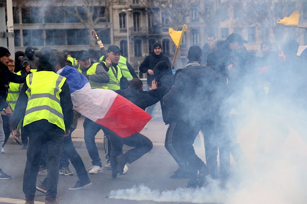 Un groupe d'extrême droite provoque une bagarre contre des antifa rue Cours Lafayette à Lyon durant la manifestation des "gilets jaunes". Les violences perdurent sur le pont Lafayette. Acte XIII, samedi 9 février 2019. ©MG/Rue89Lyon