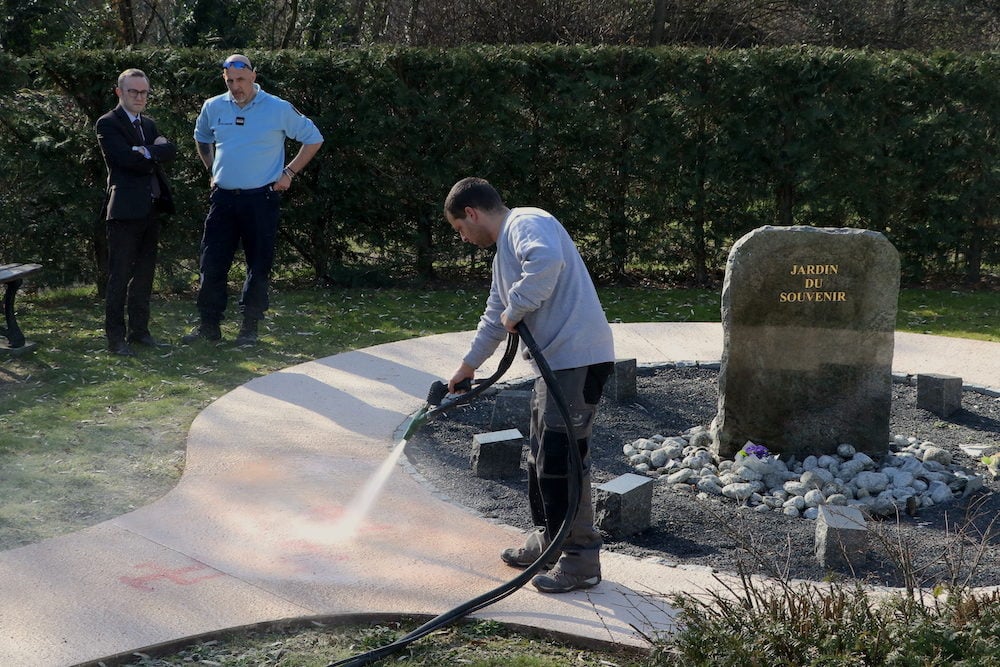 Ce mardi après-midi, nettoyage sous les yeux du préfet délégué à la défense et la sécurité, David Clavière au cimetière municipal de Champagne-au-Mont-d'Or où la stèle du "jardin des souvenirs" a été taguée d'inscriptions antisémites et de croix gammées dans la nuit du 19 au 20 février 2019.©MG/Rue89Lyon