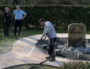 Ce mardi après-midi, nettoyage sous les yeux du préfet délégué à la défense et la sécurité, David Clavière au cimetière municipal de Champagne-au-Mont-d'Or où la stèle du "jardin des souvenirs" a été taguée d'inscriptions antisémites et de croix gammées dans la nuit du 19 au 20 février 2019.©MG/Rue89Lyon