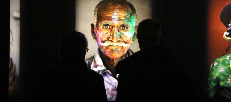 La rétrospective du photographe Steve McCurry à Lyon : « La capture de l’humain, presque de l’âme »
