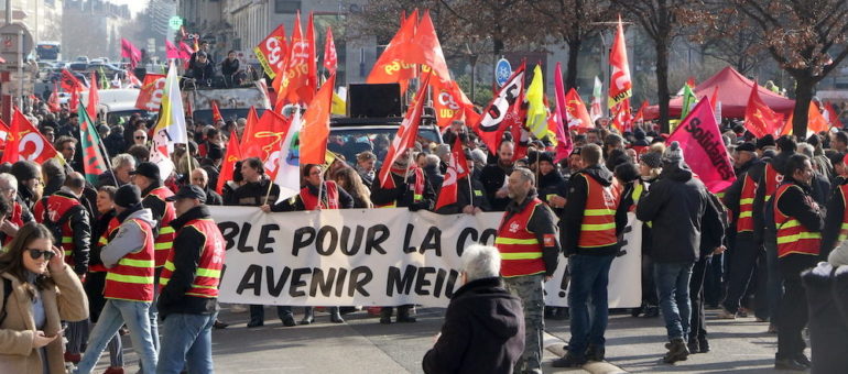 A Lyon, plusieurs centaines de « gilets jaunes » parmi les milliers de « gilets rouges »